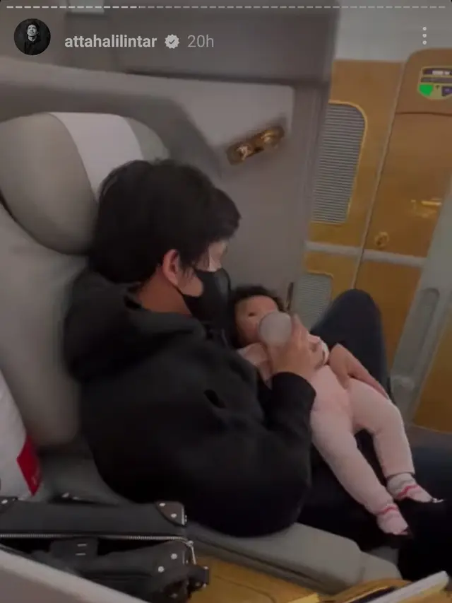 Potret Ameena saat berada di dalam pesawat dalam perjalanan ke Italia. (Foto: Instagram Stories Atta Halilintar)