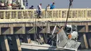 Sebuah pesawat amfibi menabrak jembatan di Shanghai, Tiongkok, Rabu (20/7). Pesawat amfibi ini mengalami kecelakaan di hari perdana mengudara. (REUTERS/Aly Song)