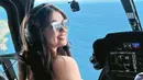 Unggahan foto Rebecca Klopper saat menaiki helikopter ini mencuri perhatian netizen. Pasalnya, dalam foto tersebut, pemain Magic in Love ini terlihat menunjukkan senyum manisnya lengkap dengan lesung pipi yang dimiliki. (Liputan6.com/IG/@rklopperr)