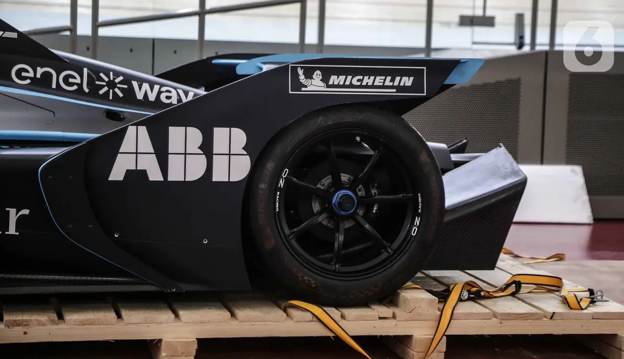 Detail replika mobil Formula E setelah dibuka untuk kali pertama di Stadion Balap Sepeda Velodrome, Rawamangun, Jakarta Timur, pada Kamis (26/5/2022). Ini merupakan replika salah satu mobil Formula E yang akan mengaspal di Sirkuit Ancol pada 4 Juni mendatang. (Liputan6.com/Faizal Fanani)