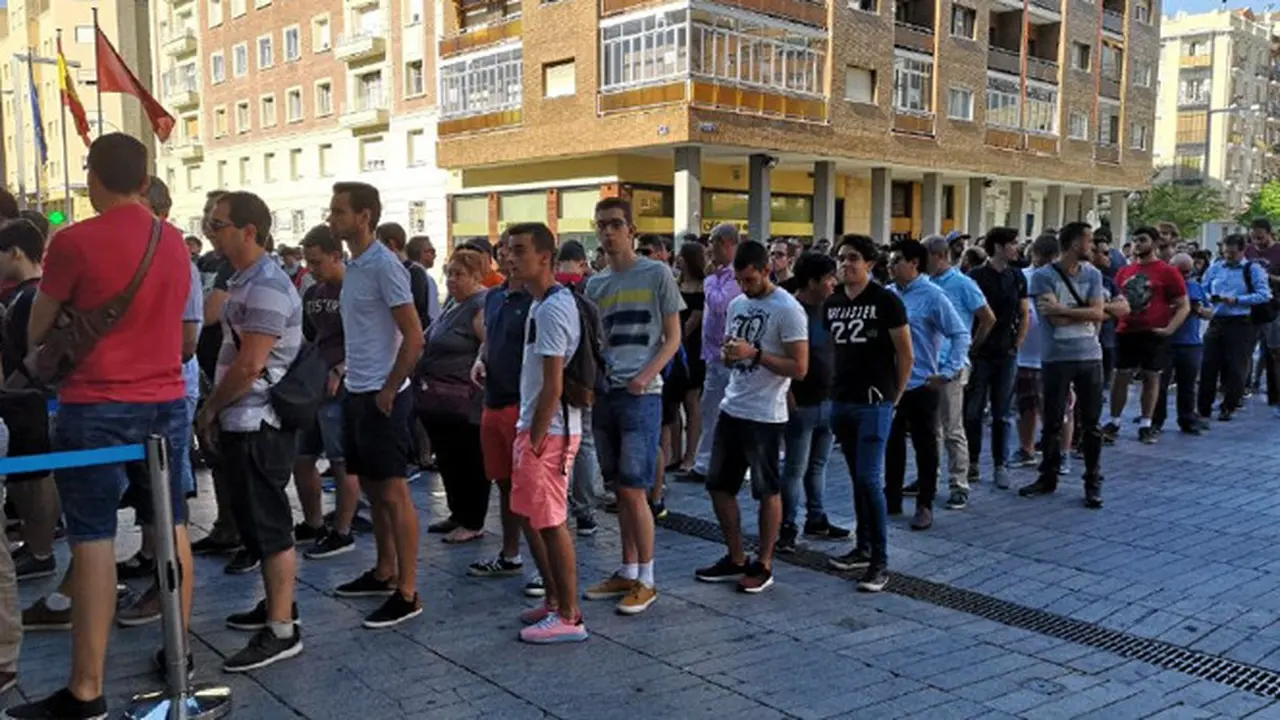 Suasana antrean jelang peluncuran Xiaomi Mi A2 di WiZink Center, Madrid, Spanyol. Liputan6.com/Yuslianson