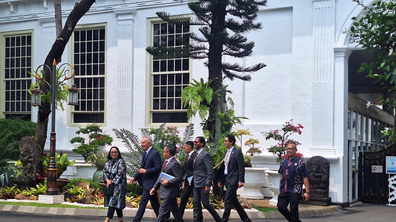 Jokowi menerima kunjungan mantan Perdana Menteri Inggris, Tony Blair di Istana Kepresidenan Jakarta, Kamis (18/4/2024).