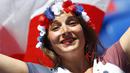 Fans asal Prancis ini sangat antusias menanti laga Prancis melawan Rep. Irlandia pada babak 16 besar Piala Eropa 2016 di Stade de Lyon, Lyon, Prancis,(26/6/2016). (REUTERS/Kai Pfaffenbach)