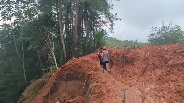 Aiptu Arwin Bantu Korban Banjir Bandang di Bener Meriah.