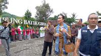 Menpar Widiyanti Putri Wardhana didampingi Bupati Abdul Halim Muslih saat berkunjung ke desa Wisata Wukirsari, Bantul usai meluncurkan GWB di Pantai Parangtritis, Kamis (23/1/2025). (Kukuh Setyono)