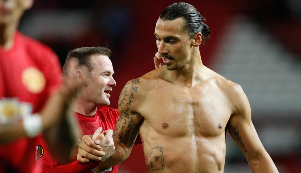 Penyerang MU, Zlatan Ibrahimovic berbincang dengan Wayne Rooney usai pertandingan melawan Zorya Luhansk pada laga Liga Eropa di Stadion Old Trafford, Inggris (29/9). Ibrahimovic mencetak satu-satunya gol pada pertandingan ini. (Reuters/Darren Staples) 