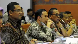 Menteri Perindustrian Saleh Husin (kiri) bersama Menteri Perdagangan, Thomas Trikasih Lembong saat rapat dengan Komisi VI DPR RI di Kompleks Parlemen, Jakarta, Kamis (26/11/2015). Rapat membahas gula rafinasi. (Liputan6.com/Helmi Fithriansyah)
