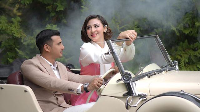 6 Pemotretan Terbaru Ali Syakieb dan Margin Wieheerm, Romantis Bergaya Klasik