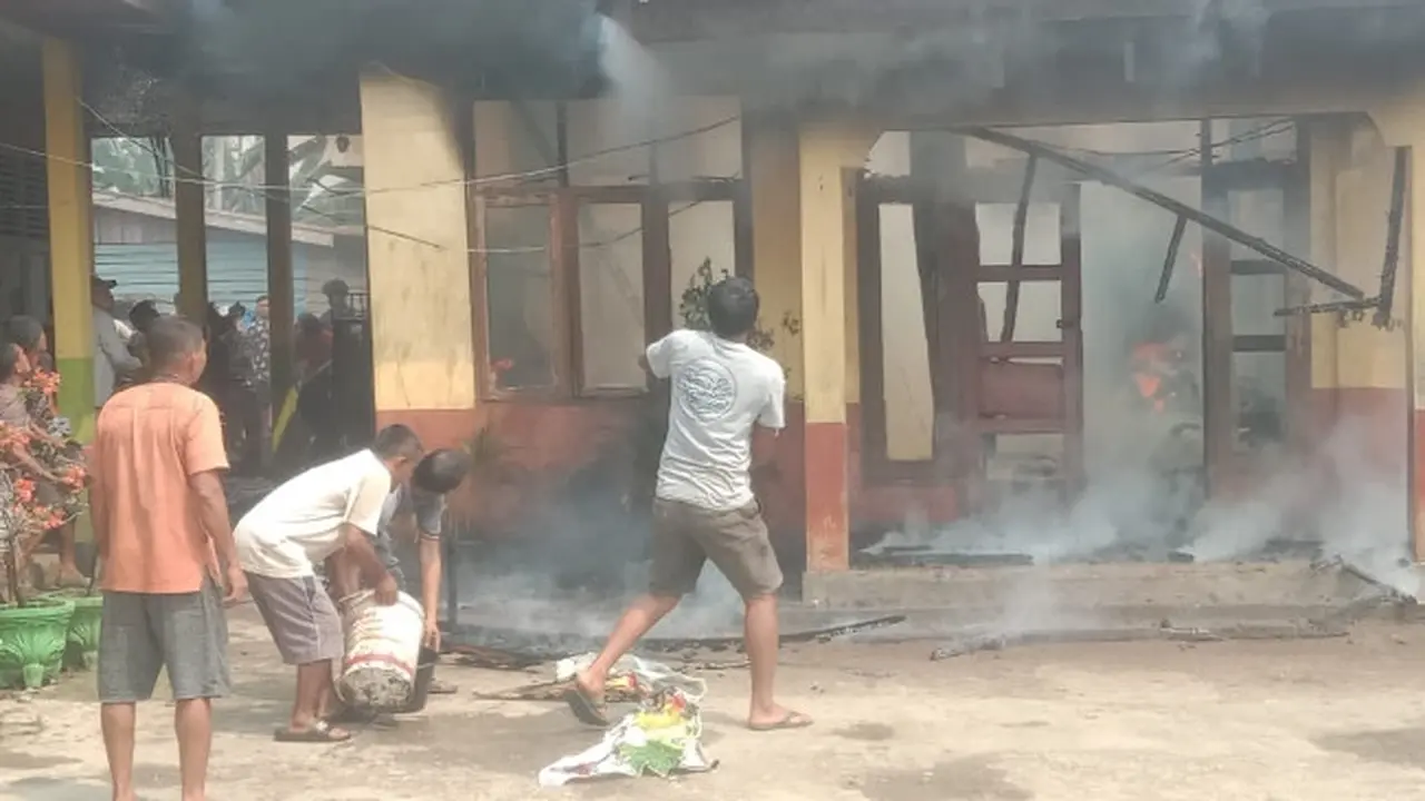 Warga di Kabupaten Indragiri Hilir bahu membahu memadamkan kebakaran sekolah.