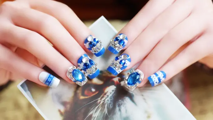 7 Nail Art Bertahtakan Berlian yang Bikin Kamu Ogah Cuci Piring