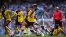 Bek Manchester City, Nicolas Otamendi, menggiring bola saat melawan Watford pada laga Premier League di Stadion Etihad, Manchester, Sabtu (21/9). City menang 8-0 dari Watford. (AFP/Oli Scarff)