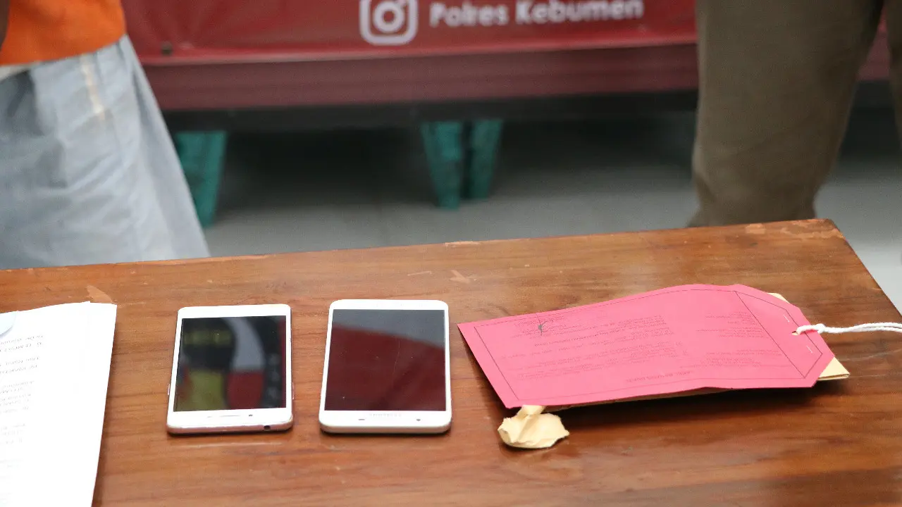 Residivis kembali mencuri Ponsel demi berhubungan dengan kekasih gelapnya. Dia tegal melupakan sang istrinya yang TKW di Taiwan. (Foto: Liputan6.com/Polres Kebumen)