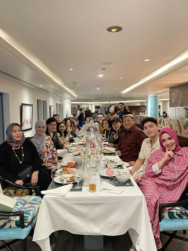 Rieta Amilia bukber dengan bestie (Instagram/rieta_amilia)