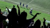 Dukungan orang tua terhadap putri-putrinya yang tampil di MilkLife Soccer Challenge All Stars 2026. (Bola.com/Bagaskara Lazuardi)