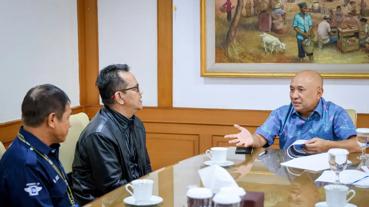 Ketua AKSI Asep Hendro saat beraudiensi dengan MenKopUKM