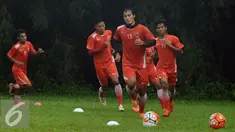Pemain Persija Gunawan Dwi Cahyo (depan) berlari saat latihan di NYTC Sawangan, Depok (24/2/2016). Latihan ini persiapan Persija mengarungi turnamen Piala Bhayangkara dan Indonesia Super Competition (ISC) 2016. (Liputan6.com/Helmi Fithriansyah)