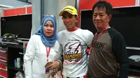 Pebalap Astra Honda Racing Team, Gerry Salim, bersama orang tuanya Hamna Sofyan dan Gunawan Salim di Sirkuit Buriram, Sabtu (2/12/2017). Gerry menjadi rider Indonesia pertama yang menjuarai ARRC kelas Asia Production 250. (Bola.com/Muhammad Wirawan)