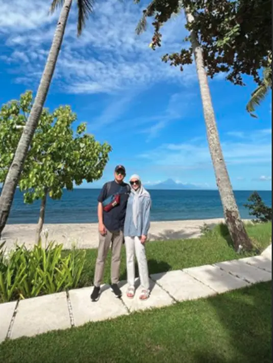 Pakai baju warna biru dipadukan dengan jilbab dan celana warna senada, penampilan Jessica Anastasya saat bulan madu di Lombok beberapa waktu lalu ini simpel tapi stylish. Kenakan kacamata hitam untuk mendukung penampilannya, gaya berpakaian artis yang menikah pada Juni 2022 ini makin menarik. Bersanding mesra dengan suami, pasangan artis ini bikin warganet baper. (Liputan6.com/IG/@jessicaanastasya20)