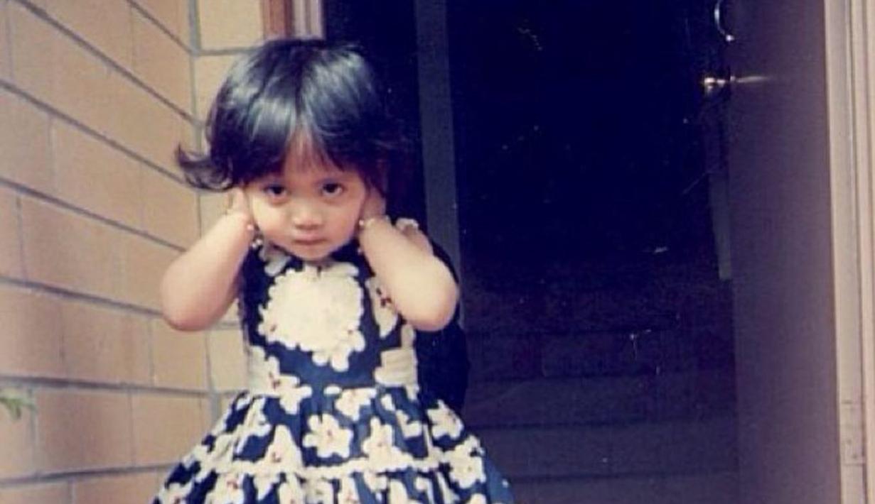Tak hanya saat momen ulang tahun, Rachel Vennya beberapa kali unggah foto masa kecilnya di Instagram untuk mengenang momen. Foto Rachel Vennya kecil ini disebut sangat mirip dengan Chava, mulai dari wajah, pipi gembulnya hingga rambutnya. Bak pinang dibelah dua dengan anak keduanya itu, apalagi jika fotonya disandingkan, Rachel Vennya kecil memang mirip bak kembar dengan Chava. (Liputan6.com/IG/@rachelvennya)