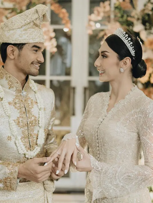 <p>Tengku mengenakan beskap khas Melayu ronce melati yang dikalungkan. Lengkap dengan hiasan kepala songket yang serasi dengan bawahannya. [@morden.co]</p>