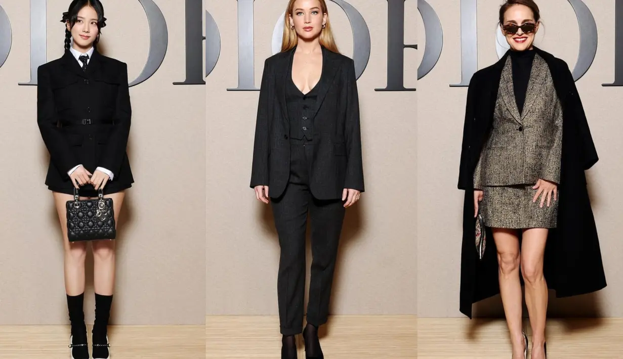 Pertunjukkan Dior AW 2024 di Paris Fashion Week dibanjiri tampilan serba hitam dari seleb dunia. Mulai dari Jisoo BLACPINK, Jennifer Lawrence hingga Natalie Portman yang terlihat fierce seperti cewek mamba. [Dior]