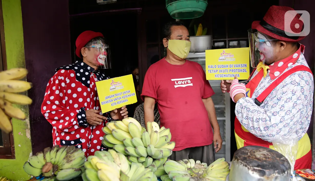 Dua badut menjemput warga untuk mengikuti vaksinasi COVID-19 di Pinang, Tangerang, Banten, Selasa (14/9/2021). Aksi yang dilakukan Taman Baca Badut Syariah itu dilakukan untuk mengajak warga mengikuti vaksinasi COVID-19 guna meningkatkan herd imunity. (Liputan6.com/Angga Yuniar)