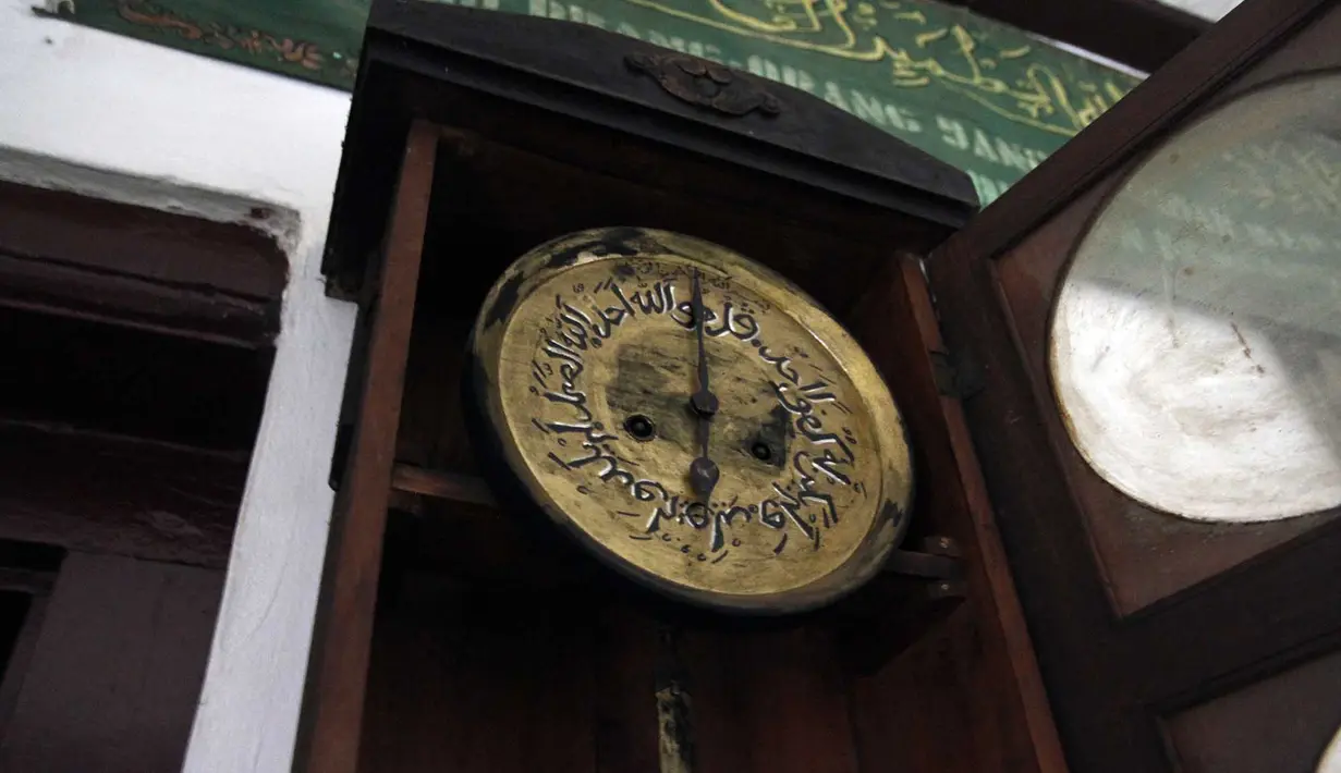 Sebuah jam tua yang berada di dalam Masjid Langgar Tinggi, Jakarta, Sabtu (12/7/2014) (Liputan6.com/Faizal Fanani)