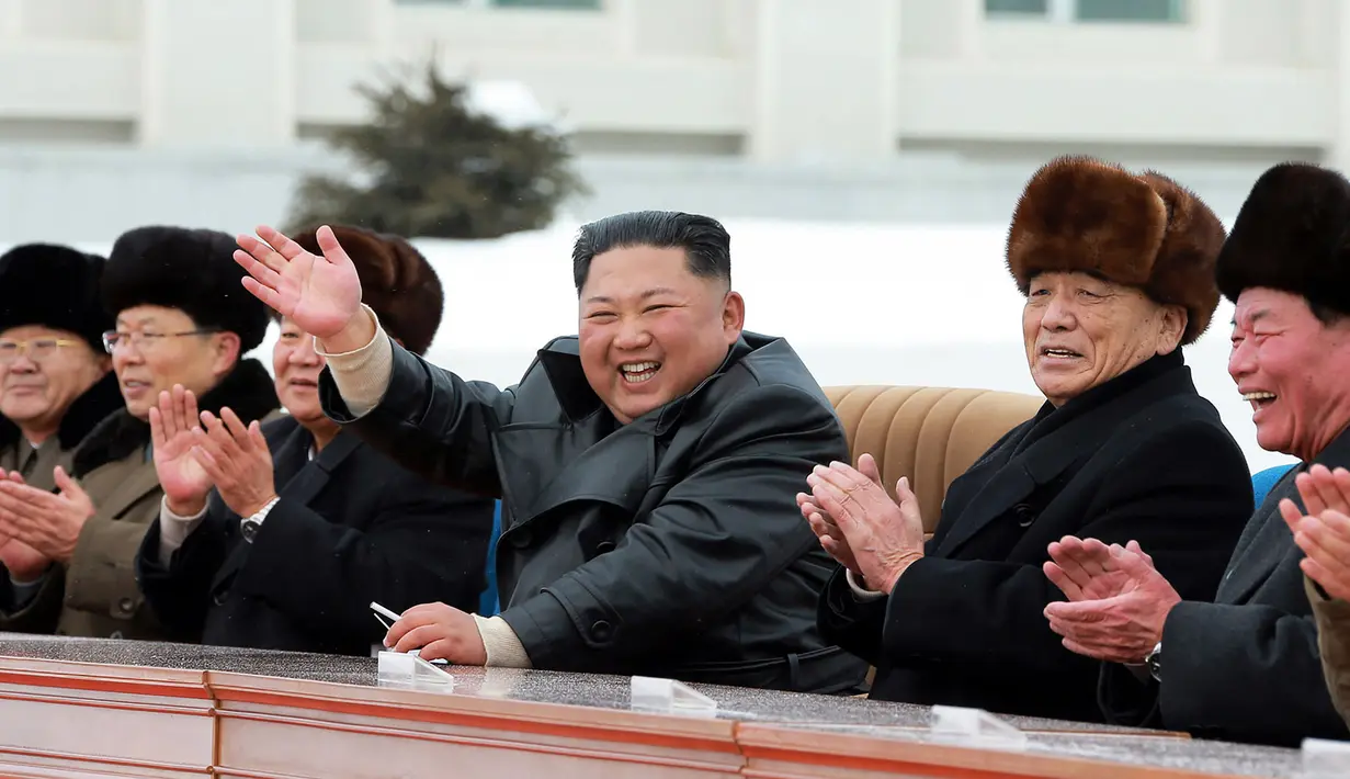 Pemimpin Korea Utara Kim Jong-un (tengah) melambaikan tangan saat menghadiri upacara peresmian Kota Samjiyon di Korea Utara, Senin (2/12/2019). Kota Samjiyon dilengkapi dengan sejumlah fasilitas komersial, budaya, dan medis termasuk apartemen, hotel, dan resor ski. (STR/AFP/KCNA MELALUI KNS)