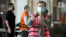 Komisaris PT Hanson International Tbk (MYRX), Benny Tjokrosaputro (kiri) mengacungkan jempol akan menjalani pemeriksaan oleh penyidik di Gedung KPK, Jakarta, Selasa (9/6/2020). Benny Tjokrosaputro diperiksa terkait kasus dugaan korupsi dana investasi PT Asuransi Jiwasraya. (merdeka.com/Dwi Narwoko)