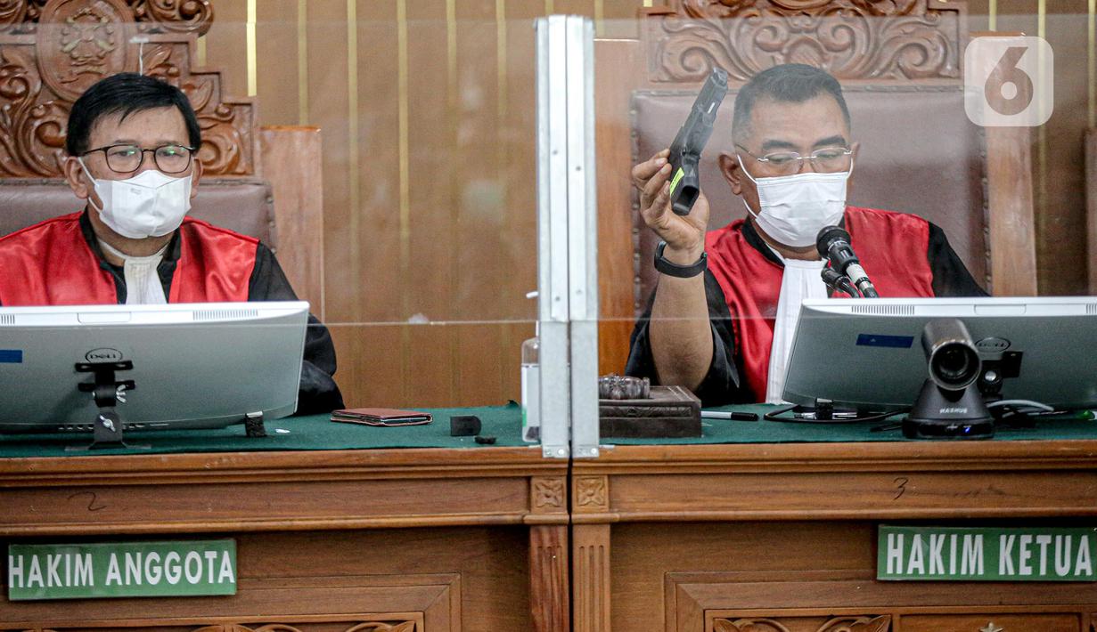 Hakim menunjukkan barang bukti senjata HS dalam sidang lanjutan kasus pembunuhan Brigadir Yosua Hutabarat atau Brigadir J dengan terdakwa Ferdy Sambo dan Putri Chandrawathi di PN Jakarta Selatan, Jakarta, Selasa (22/11/2022). Sidang itu beragenda pemeriksaan saksi-saksi. (Liputan6.com/Faizal Fanani)