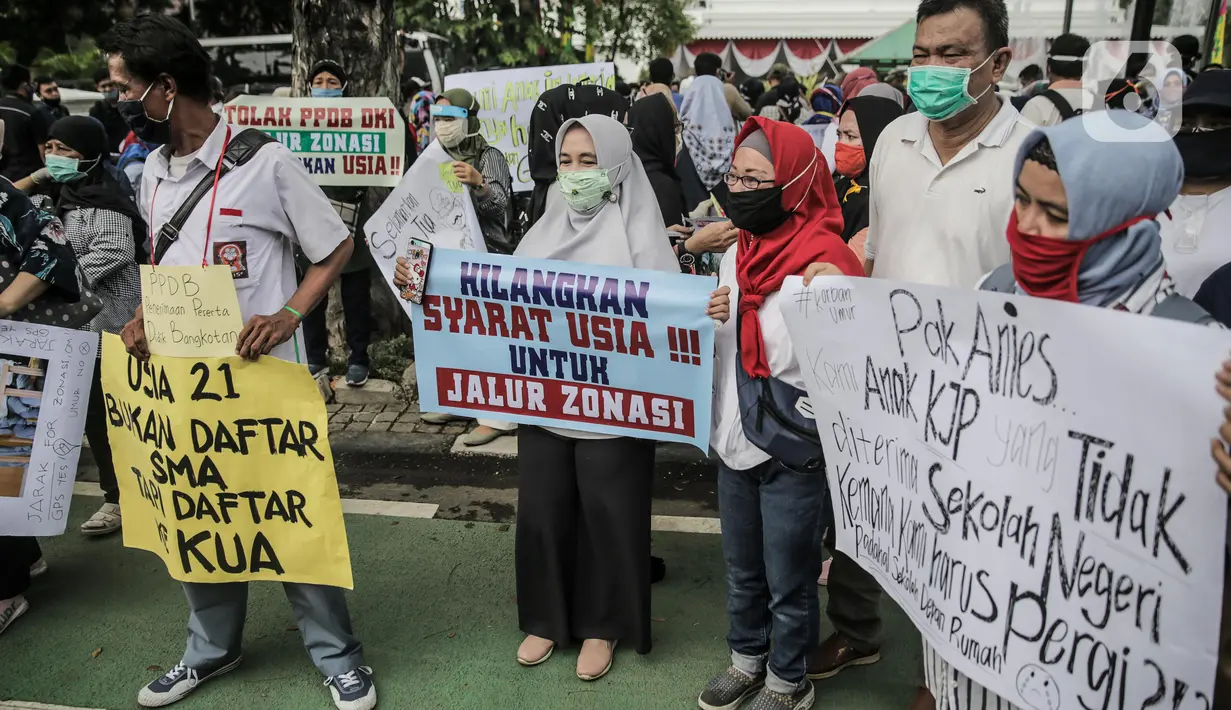 Para orang tua siswa menggelar aksi didepan gedung Balaikota, Jakarta, Selasa (23/6/2020). Mereka menuntut Gubernur DKI Jakarta Anies Baswedan menghapus prioritas usia dalam aturan Penerimaan Peserta Didik Baru (PPDB) DKI Jakarta. (Liputan6.com/Faizal Fanani)