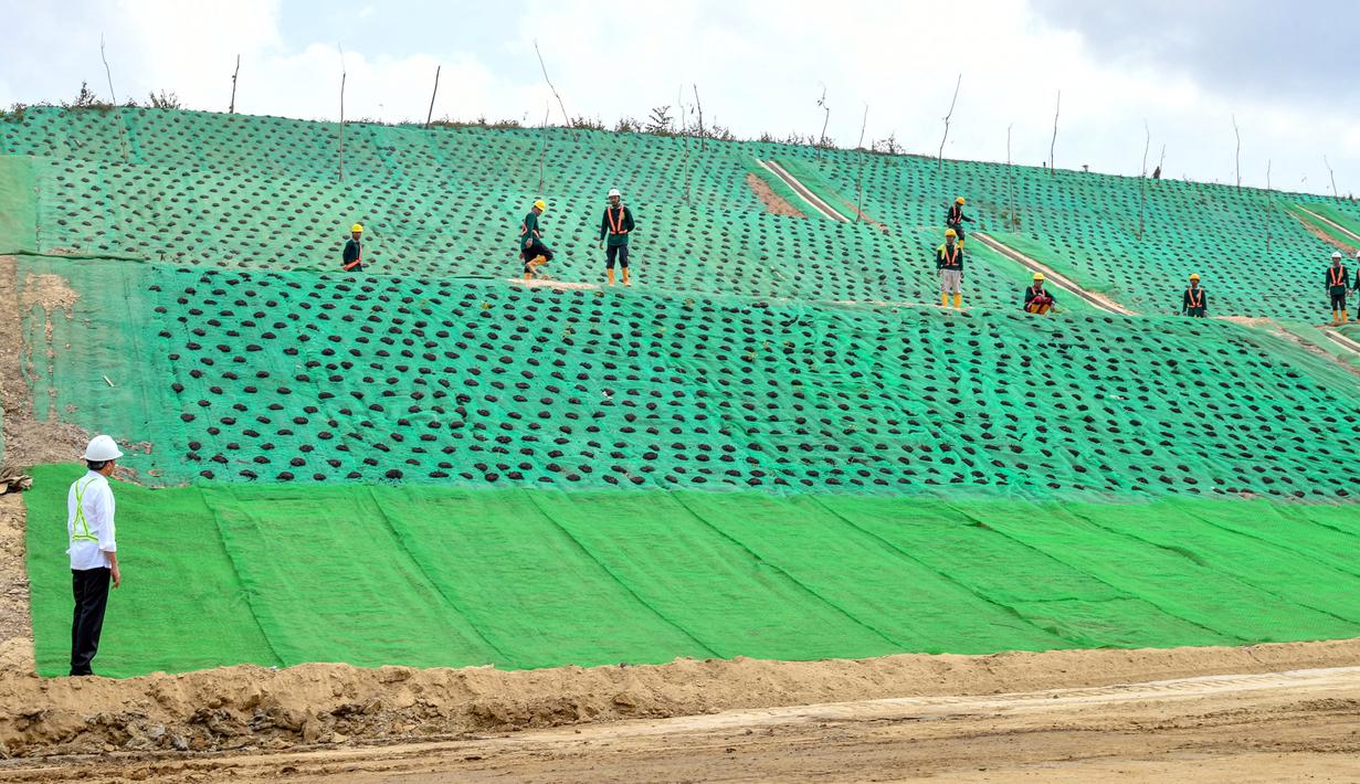 Dalam keterangannya seusai peninjauan, Presiden Jokowi menyebut bahwa pembangunan jalan tol tersebut akan memangkas waktu tempuh dari Balikpapan menuju IKN menjadi lebih singkat. Jika biasanya perjalanan dari Balikpapan menuju IKN memerlukan waktu 2 jam 15 menit, dengan hadirnya tol baru tersebut waktu tempuhnya menjadi sekitar 50 menit saja. (Foto: Dok. Sekretariat Presiden)