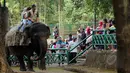 Suasana Kebun Binatang Ragunan saat libur Kenaikan Isa Almasih, Jakarta, Kamis (14/5/2015) Jelang Hari Libur panjang Warga Jakarta dan sekitarnya  memanfaatkan liburan ke Tempat Wisata. (Liputan6.com/Helmi Afandi)