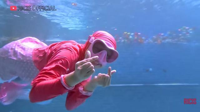 Sedang Hamil Besar, Ini 7 Potret Ria Ricis Menyelam Pakai Ekor Putri Duyung