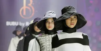 Hitam putih atau monokrom menjadi pilihan tema desainer Ranti Bubu dalam koleksi busana terbarunya. Sebanyak 12 koleksi diperagakan para model di runway pada Jumat (10/3/2023) dalam ajang MUFFEST+ 2023 di The Westin Jakarta. [Foto: Bambang E. Ros/Fimela.com]