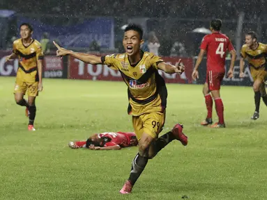 Pemain Mitra Kukar, Yogi Rahadian, merayakan gol kemenangan ke gawang Semen Padang pada laga final Piala Jenderal Sudirman di Stadion Gelora Bung Karno, Minggu (24/1/2016). Mitra Kukar berhasil menjadi juara. (Bola.com/Vitalis Yogi Trisna)