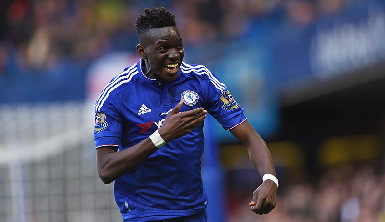 Penyerang Chelsea, Bertrand Traore, merayakan gol yang dicetaknya ke gawang Stoke. The Blues sempat unggul 1-0 terlebih dahulu pada menit ke-39. (Reuters/Tony O'Brien)