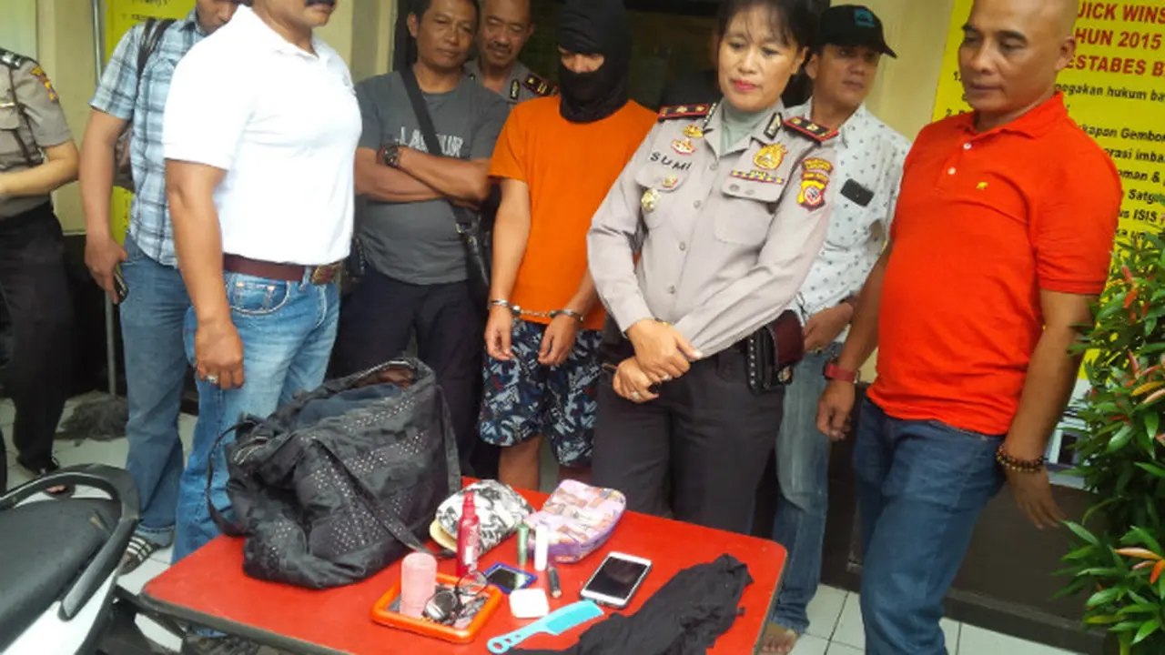 Waria Rampas Pengemudi Taksi Online