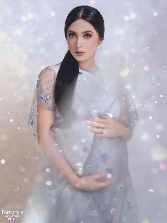 Biasa Natural, Ini 8 Potret Nabila Syakieb dengan Makeup Tebal