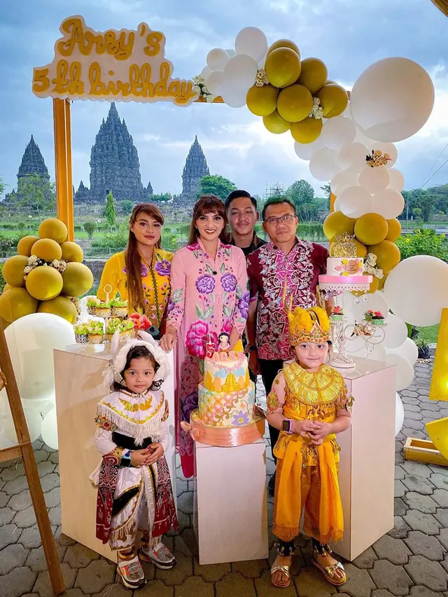 6 Potret Perayaan Ulang Tahun Arsy di Candi Prambanan, Seru Banget