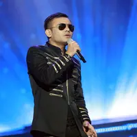 "Wah iya, kan aku paling suka kalau acara-acara resmi menggunakan batik. Kalau nyanyi, pakai batik juga kan keren, sekarang udah ada desain-desain batik yang keren juga kok," jelas suami Duma Riris ini. (Deki Prayoga/Bintang.com)