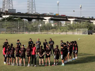 Pelatih Timnas Indonesia, Satoru Mochizuki memimpin latihan persiapan jelang laga Kualifikasi Piala Asia 2026 yang berlangsung di lapangan latih Jakarta International Stadium (JIS), Jakrata Utara, Jumat (20/06/2025). (Bola.com/Bagaskara Lazuardi)