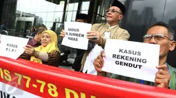 Sejumlah orang yang tergabung dalam Aktivis 77-78 (Gema 77-78 se-Indonesia) menunjukan poster terkait kasus korupsi yang terjadi di Indonesia saat menggelar aksi di depan gedung KPK, Jakarta, Rabu (22/3). (Liputan6.com/Helmi Afandi)