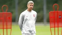 Manajer Arsenal, Arsene Wenger mengawasi sesi latihan jelang laga Liga Champiosn versus Olympiakos di pusat latihan London Colney pada 28 September 2009. AFP PHOTO/Ian Kington