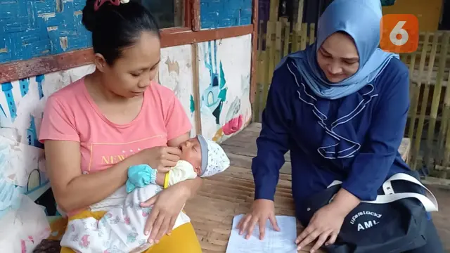 Kader posyandu dan bidan saat mengunjungi kediaman Risky, bayi usia 1 tahun 7 bulan yang mengalami gizi buruk di Kecamatan Cikembar Kabupaten Sukabumi (Liputan6.com/Istimewa).