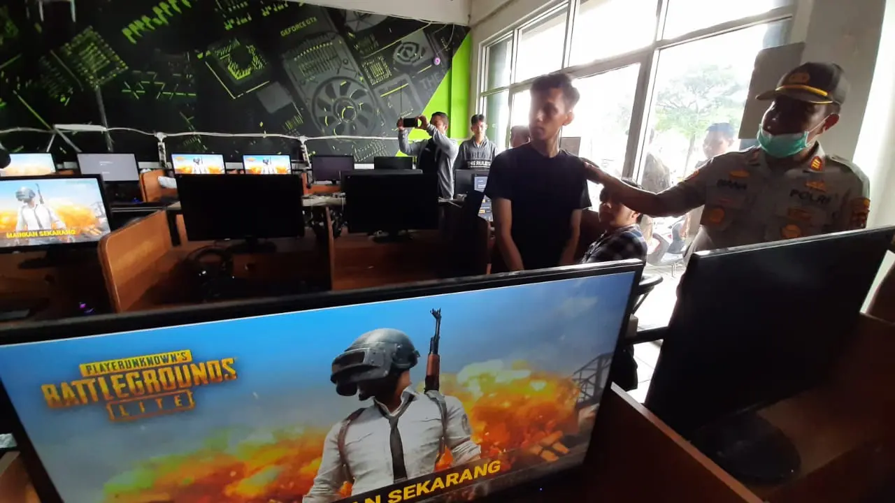 Polisi membubarkan aktivitas remaja yang bermain game di Warnet di tengah wabah corona. (Istimewa)