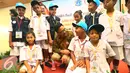 Wagub DKI, Djarot Saiful Hidayat berbincang dengan Dokter Cilik usai membuka Lomba Dokter Kecil Award 2016 Tingkat Provinsi DKI Jakarta, Minggu (2/10). (Liputan6.com/Johan Tallo)