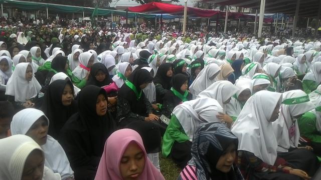 Ribuan muslim Garut, Jawa Barat melaksanakan istigotsah dan da bersama untuk keselamatan bangsa