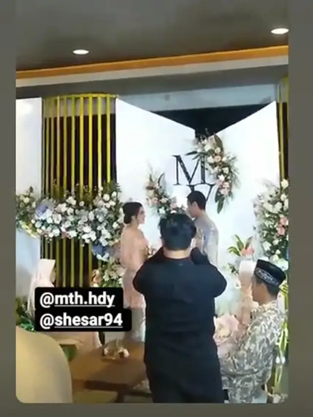 6 Momen Lamaran Pebulutangkis Shesar Hiren Rhustavito, Ekspresi Wajahnya Curi Perhatian