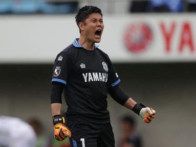 Penjaga gawang berusia 41 tahun, Eiji Kawashima masih jadi andalan Jubilo Iwata di J1 League musim ini. Segudang pengalamannya bersama timnas Jepang tentu menjadi pertimbangan Jubilo Iwata masih mengandalkannya untuk mengangkat posisi Jubilo Iwata dari zona degradasi. Seperti apa karier singkat kiper yang telah memutuskan pensiun dari timnas Jepang pada 2022 lalu ini? (J.LEAGUE)